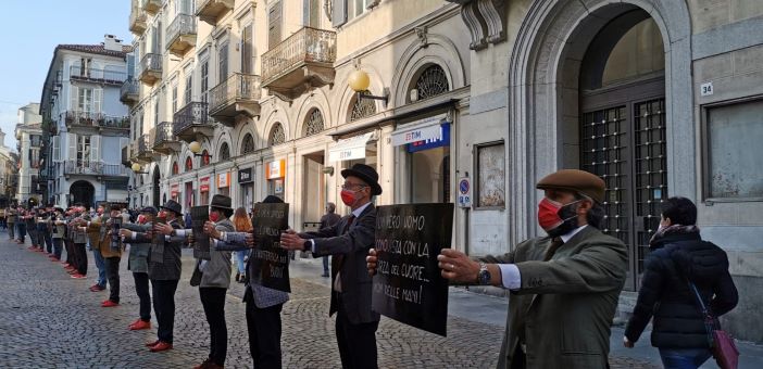 Biella. "Uomini in scarpe rosse", il flash mob di "Teatrando" contro la violenza sulle donne - BI.T Quotidiano | Notizie dal Biellese